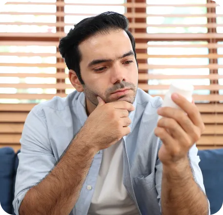 شاب يتفقد دواء