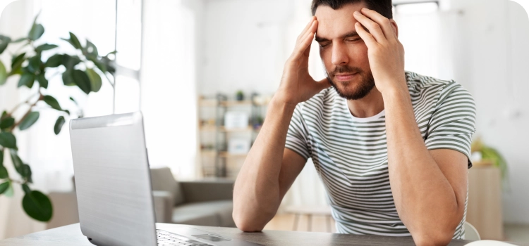 صورة لرجل يستخدم جهاز كمبيوتر محمول