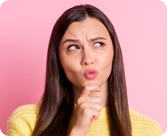 صورة لامرأة تبدو ساخرة/ناقدة