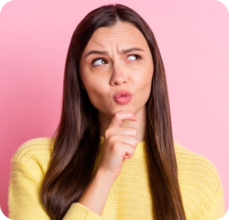 صورة لامرأة تبدو ساخرة/ناقدة