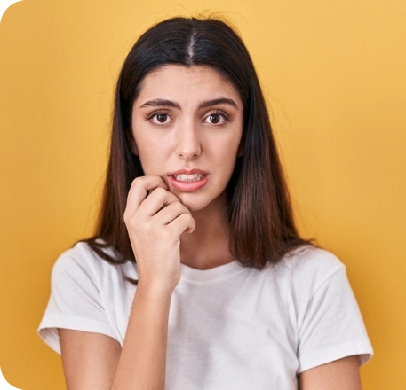 صورة امرأة تبدو قلقة