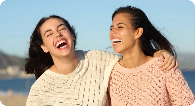 صورة لفتاتين