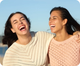 صورة لفتاتين