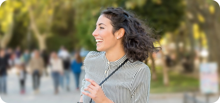 صورة لامرأة في الشارع