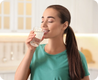 صورة لامرأة تحمل كوبًا من الماء