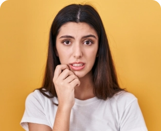 صورة امرأة تبدو قلقة