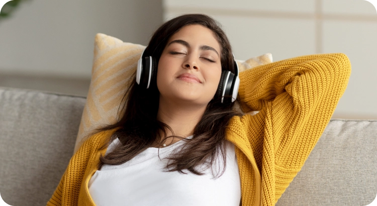 صورة لامرأة ترتدي سترة صفراء