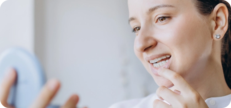 صورة لامرأة تنظر في المرآة