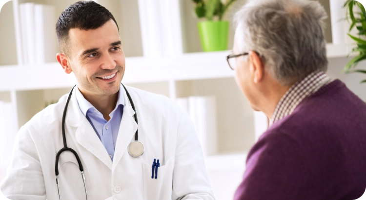 صورة لطبيب ورجل مسن