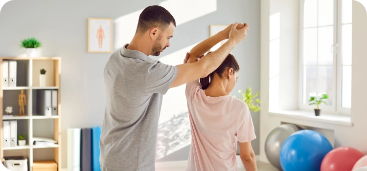 صورة لأخصائي العلاج الطبيعي وامرأة