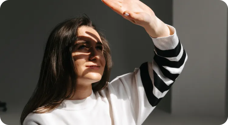 الصورة: امرأة خلف يدها