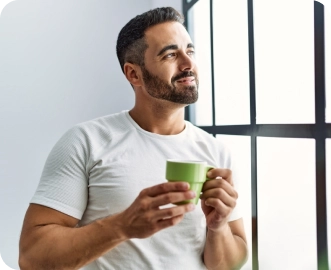 صورة لرجل يحمل كوبًا